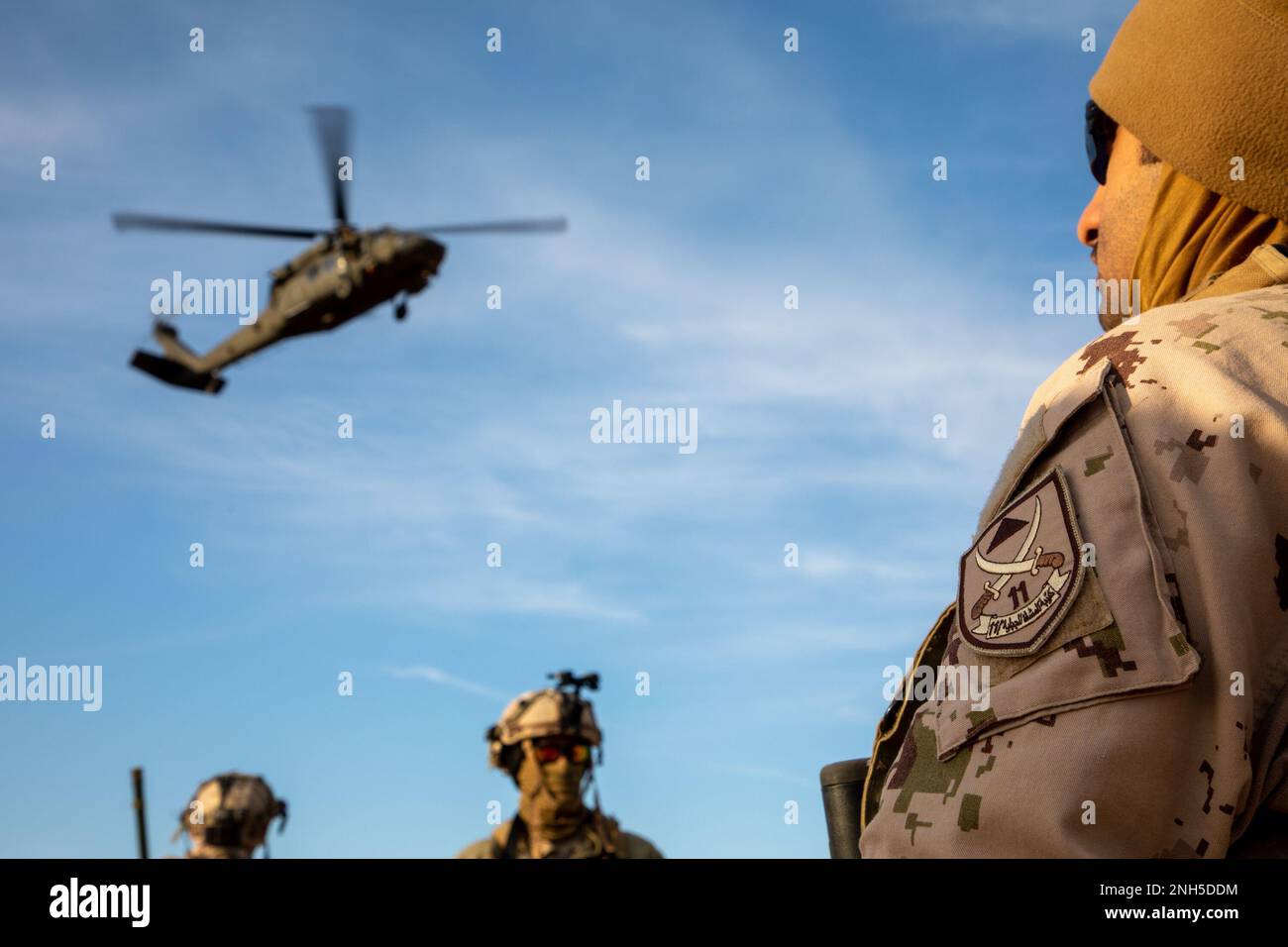 Ein Soldat aus dem 11. Bergbataillon der Vereinigten Arabischen Emirate beobachtet einen UH-60 Blackhawk Helikopter, der sich auf die Landung vorbereitet, um sich auf eine Live-Feuerübung vorzubereiten, während Joint Readiness Training Center Rotation 23-04, 19. Februar 2023. Soldaten aus den Vereinigten Arabischen Emiraten vom 11. Bergregion nehmen an der Ausbildung Teil, zusammen mit den USA Soldaten der 2. Brigaden-Kampfeinheit, 10. Bergdivision. Die Soldaten der VAE werden an der Seite der USA trainieren Armeebrigade während dieser JRTC-Rotation, um die taktische Interoperabilität und Bereitschaft zu erhöhen. Stockfoto