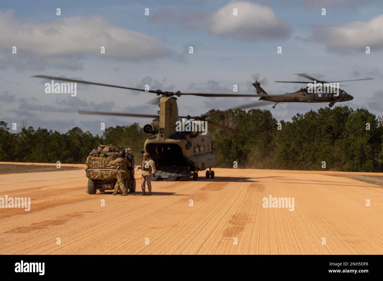 Soldaten aus den Vereinigten Arabischen Emiraten laden ein taktisches ATV in einen CH-47-Chinook, um während der Rotation des Joint Readiness Training Center 23-11. 04, 19. Februar 2023, eine Feuerübung durchzuführen. Soldaten aus den Vereinigten Arabischen Emiraten vom 11. Bergregion nehmen an der Ausbildung Teil, zusammen mit den USA Soldaten der 2. Brigaden-Kampfeinheit, 10. Bergdivision und 3. Sicherheitseinsatzbrigade. Die Soldaten der VAE werden an der Seite der USA trainieren Armeebrigade während dieser JRTC-Rotation, um die taktische Interoperabilität und Bereitschaft zu erhöhen. Stockfoto