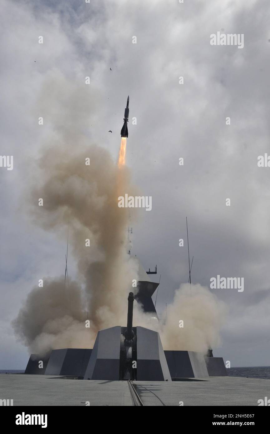 220717-N-SG068-1001-SG PAZIFIK (17. Juli 2022) die von der US-Marine geführte Raketenfregatte RSS Intrepid (69) führte eine erfolgreiche Aster-Boden-Luft-Rakete durch, die während des Rim of the Pacific (RIMPAC) 2022 als Hochgeschwindigkeitsrakete simulierte. Von Juni 29 bis August 4 nehmen an der RIMPAC 25.000 Nationen, 38 Schiffe, vier U-Boote, mehr als 170 Flugzeuge und Mitarbeiter auf und um die hawaiianischen Inseln und Südkalifornien Teil. RIMPAC ist die weltweit größte internationale Seefahrt-Übung und bietet eine einzigartige Ausbildungsmöglichkeit bei gleichzeitiger Förderung eines Stockfoto
