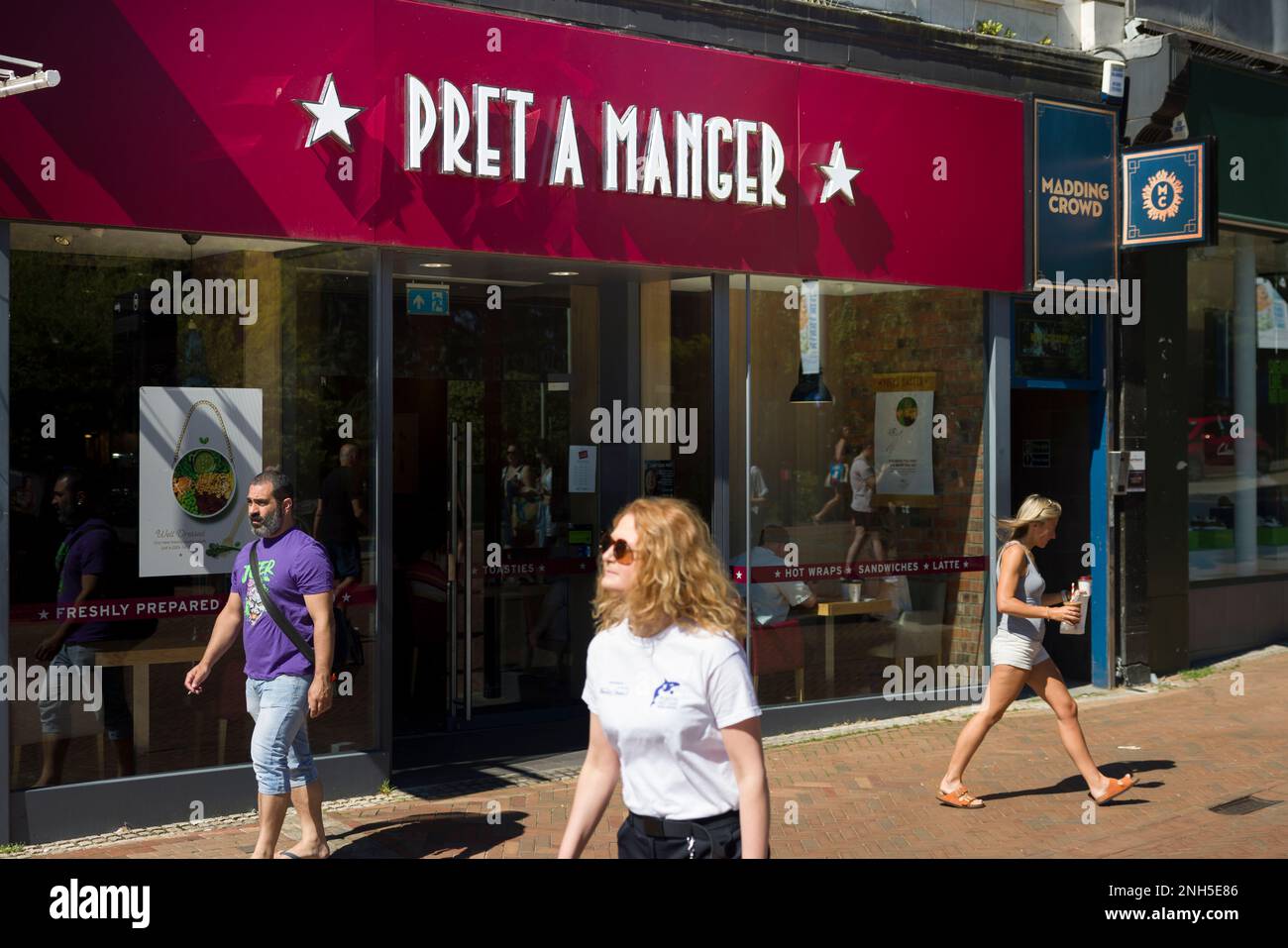 BOURNEMOUTH, Großbritannien - 08. Juli 2022. Ein Manger UK Sandwichladen. Schild vor dem Laden in einer englischen Straße Stockfoto