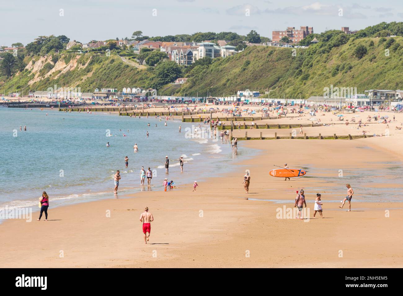 BOURNEMOUTH, Großbritannien - 08. Juli 2022. Ein Mann, der im Sommer am Strand joggt. Bournemouth, Dorset, Großbritannien Stockfoto