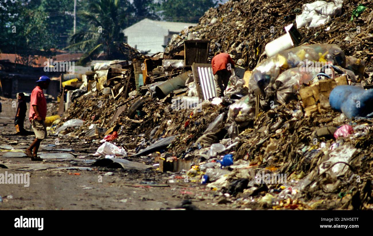 Leute verdienen ihren Lebensunterhalt, indem sie Müll plündern. Payatas, Manila, Philippinen. Stockfoto