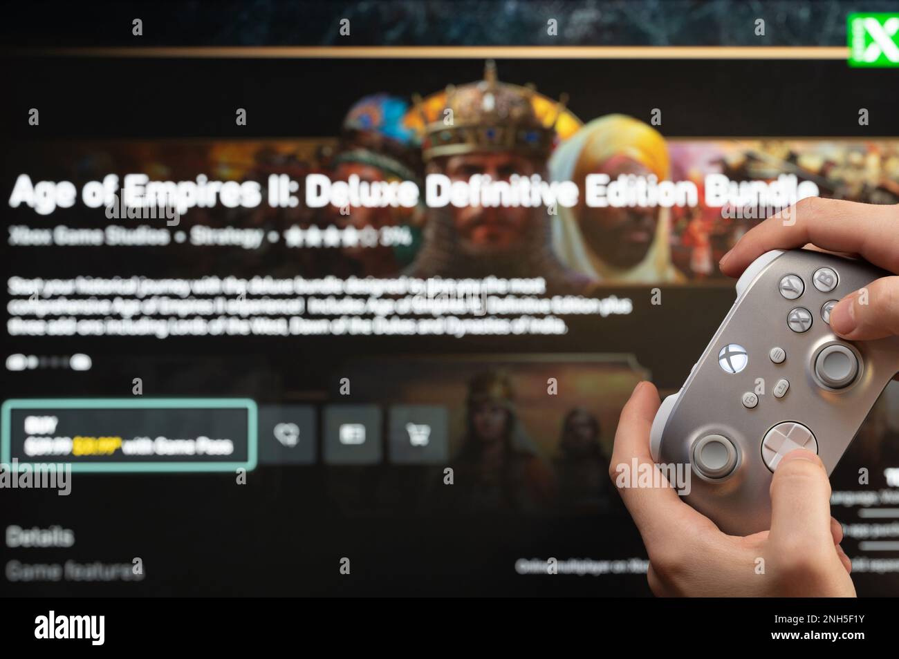 New york, USA - 20. Februar 2023: Ein Mann spielt das Spiel „Age of Empire“ auf einer Computerkonsole mit xbox-Joystick in Nahaufnahme der Hand Stockfoto