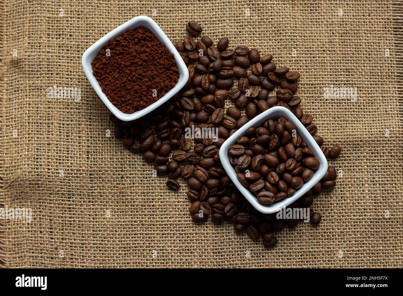 Frische Kaffeebohnen – Instantkaffee in Pulverform Stockfoto