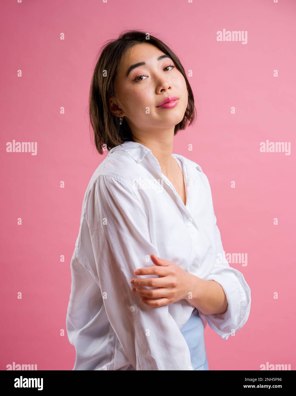 Half Body Young Asian Woman Weiße Bluse Bluse Blau kurzer Rock Pink Hintergrund | Mode Stockfoto