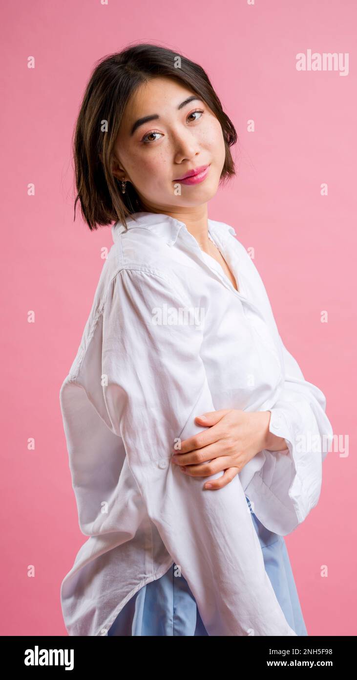 Half Body Young Asian Woman Weiße Bluse Bluse Blau kurzer Rock Pink Hintergrund | Mode Stockfoto