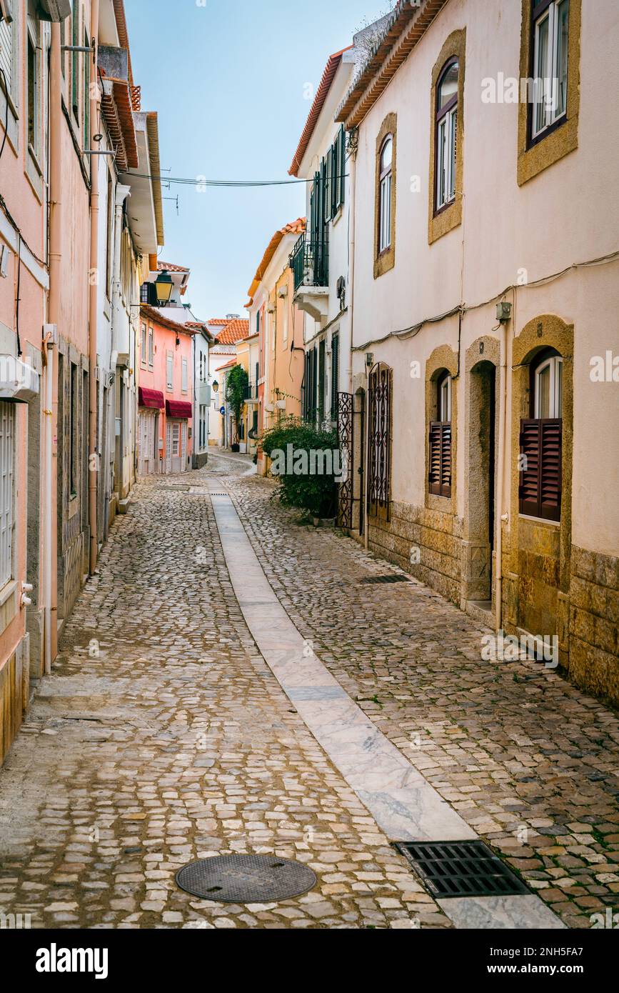 Fußgängerzone mit Kopfsteinpflaster in Cascais, Portugal Stockfoto