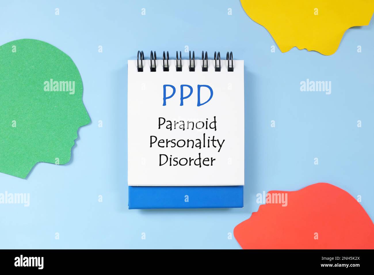 Paranoide Persönlichkeitsstörung oder PPD-Diagnose auf blauem Hintergrund. Flache Verlegung. Stockfoto