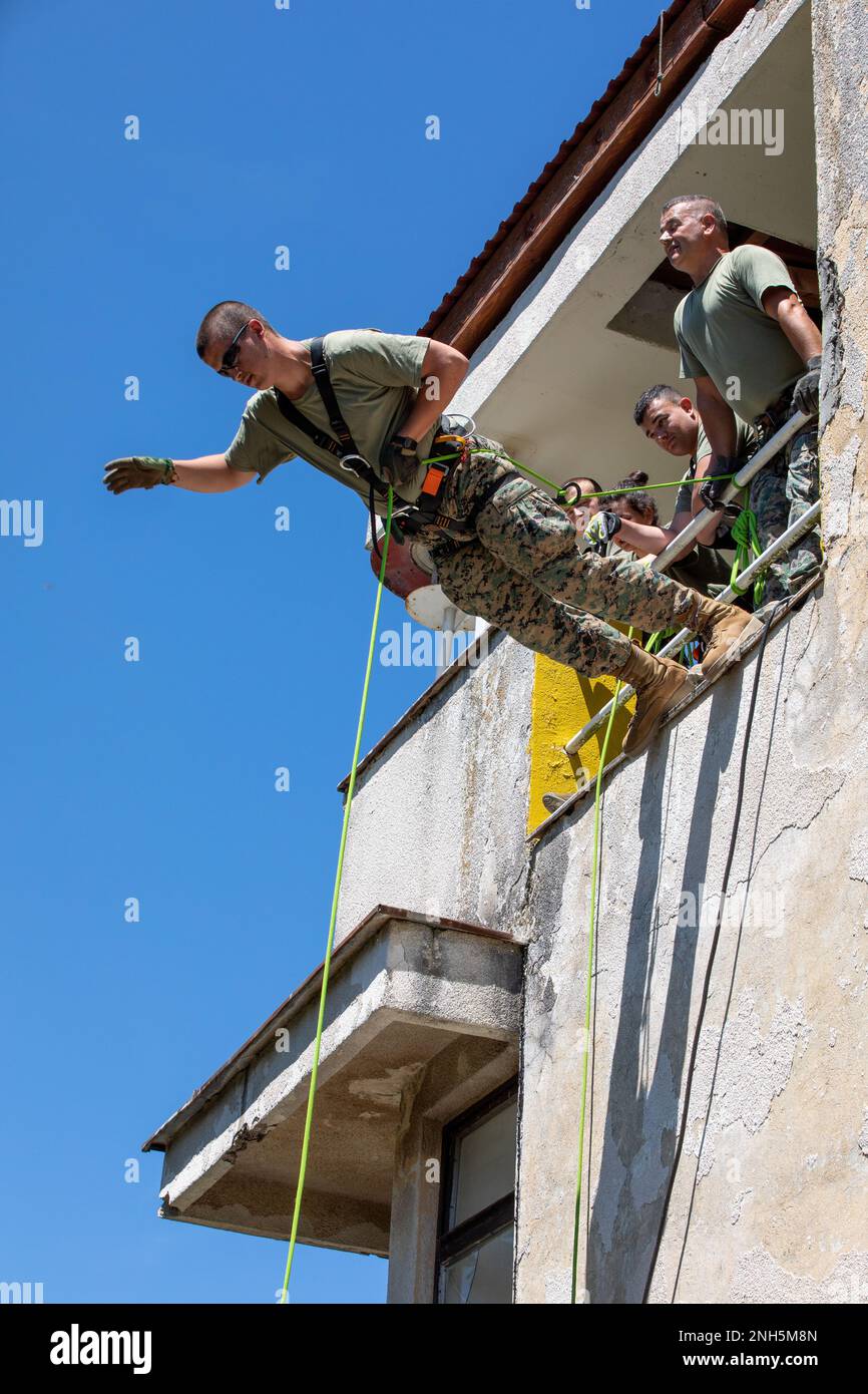 Soldaten der Streitkräfte von Bosnien und Herzegowina Seilen sich am 18. Juli 2022 in Kasarna Manjaca, Dobrnja, Bosnien und Herzegowina ein Gebäude ab. Wächtermitglieder, die der staatlichen medizinischen Einheit und dem 1-169.-Luftfahrtregiment, der Maryland Army National Guard, zugewiesen sind, wurden neben aktiven Soldaten der 1. Staffel, des 91. Kavallerie-Regiments, der 173. Luftwaffenbrigade und der Streitkräfte bosnisch-herzitischer Soldaten in Taktik-, Luftfahrt-, Medizin- und nicht kommissionierter Offizierenentwicklung ausgebildet. Die Nationalgarde von Maryland feiert 20 Jahre Partnerschaft zwischen Staat und Armee o Stockfoto