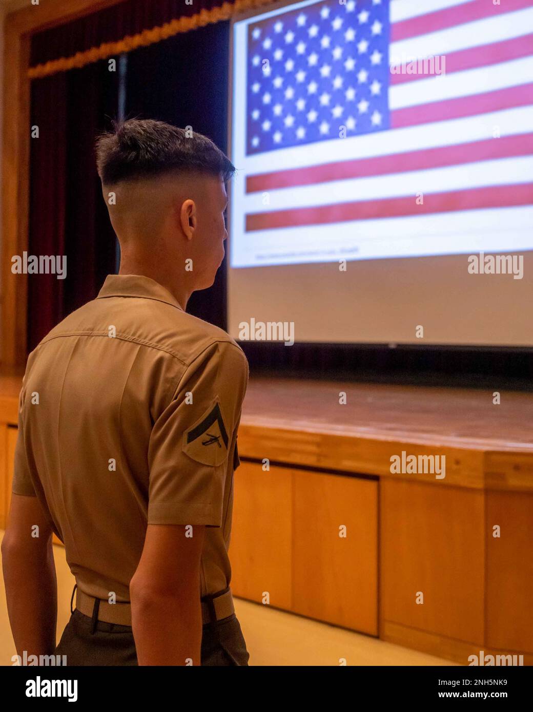 USA Yusuf Azarov, ein Kraftfahrzeugbetreiber bei Headquarters Company, 4. Marine Regiment, 3. Marine Division, ursprünglich aus Russland, rezitiert das Versprechen der Allegianz während einer Einbürgerungszeremonie im Camp Foster Community Center in Camp Foster, Okinawa, Japan, am 18. Juli 2022. Insgesamt haben 33 US-Militärangehörige und Mitarbeiter des Status of Forces Agreement aus 17 Ländern den Eid der Allegianz geschworen und ihre Einbürgerungszertifikate erhalten, um US-Bürger zu werden. Einbürgerung ist der Prozess, durch den einem ausländischen Bürger die US-Staatsbürgerschaft verliehen wird Stockfoto