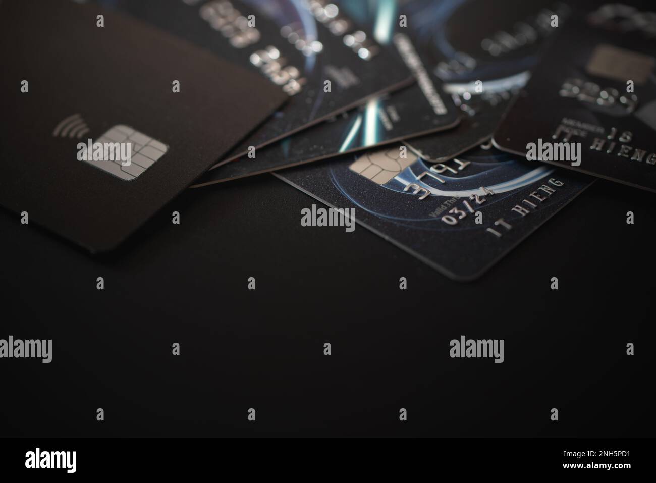 Kreditkarten auf den Tisch Stockfoto