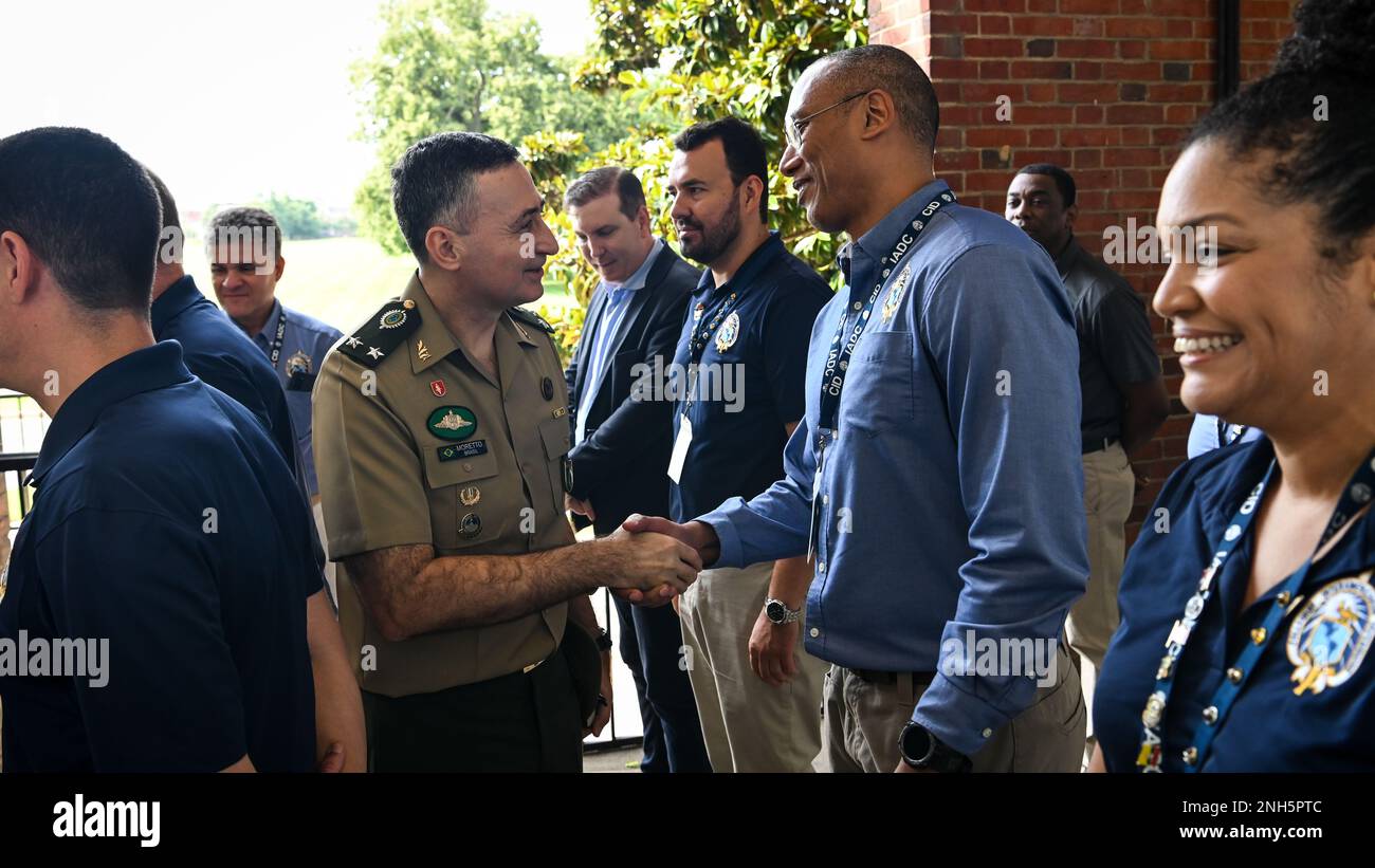 Die Inter-American Defense College Leadership begrüßt Major-Brigadeiro do Ar Edson Fernando da Costa Guimaraes, den scheidenden Delegationschef Brasiliens, und General de Brigada Giovani Moretto, den neuen Delegationschef Brasiliens bei der IADC in Fort Lesley J. McNair, Washington, D.C., am 18. Juli 2022. Während des Besuchs führte der Gast ein Bürogespräch mit der IADC-Führung durch, erhielt eine IADC-Einweisung und schloss den Besuch mit einer Führung durch den Campus mit ab. Stockfoto