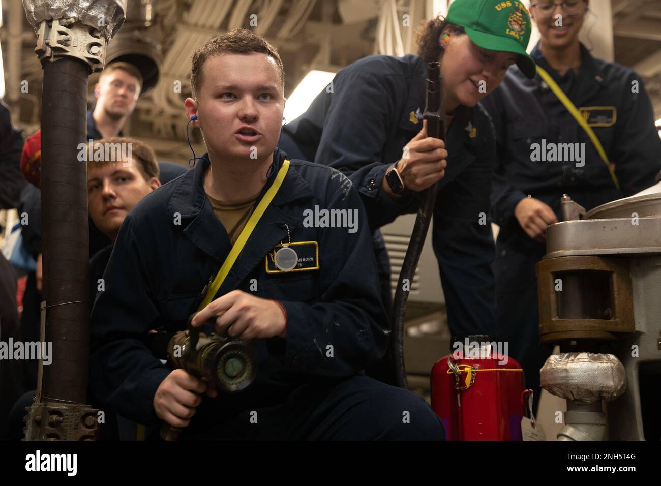 220719-N-XN177-1032 PAZIFIK (19. Juli 2022) – Gas Turbine Systems Technician (Mechanical) Feuerwehrmann Jordan Born aus Minneapolis bekämpft einen simulierten Brand während einer Übung eines technischen Trainingsteams im Hauptmaschinenraum zwei an Bord des amphibischen Angriffsträgers USS Tripoli (LHA 7), 19. Juli 2022. Tripolis ist im US-amerikanischen 7.-Flottengebiet tätig, um die Interoperabilität mit Verbündeten und Partnern zu verbessern und als einsatzbereite Eingreiftruppe zur Verteidigung des Friedens und zur Aufrechterhaltung der Stabilität in der Region Indo-Pazifik zu dienen. Stockfoto