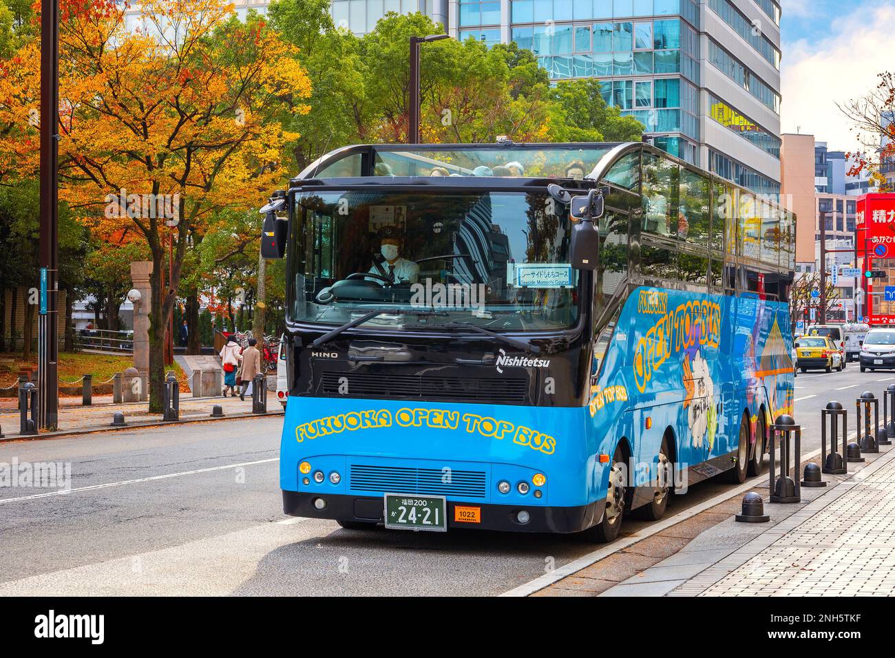 Fukuoka, Japan - Nov. 21 2022: DER ACROS Fukuoka Bus mit offenem Oberdeck bringt Touristen durch das zentrale Stadtgebiet von Fukuoka Stockfoto