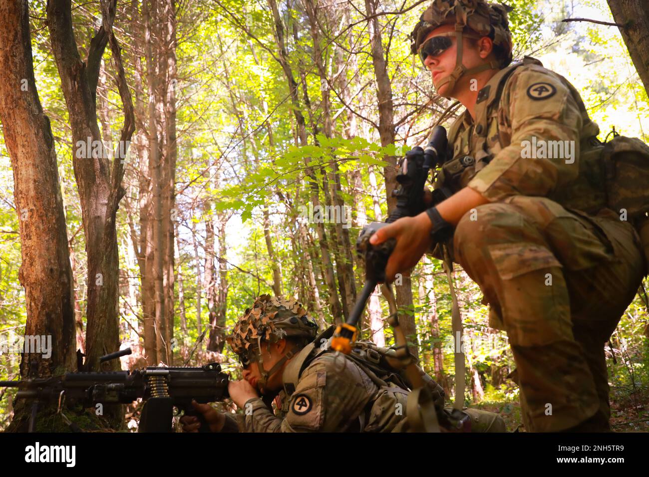 USA Soldaten der Charlie Company, 1. Bataillon, 181. Infanterie-Regiment, 44. Infanterie-Brigade-Kampfteam (IBCT), Massachusetts Army National Guard, führen während der Exportable Combat Training Capability (XCTC)-Übung am 19. Juli 2022 in Ft. Drum, New York. Mehr als 2.500 Soldaten nehmen an der Schulung Teil, die es den Brigaden-Kampfteams ermöglicht, die ausgebildete Zugbereitschaft zu erreichen, die für Einsatz, Kampf und Sieg erforderlich ist. (USA Fotos der Nationalgarde der Armee von PFC Seth Cohen) Stockfoto