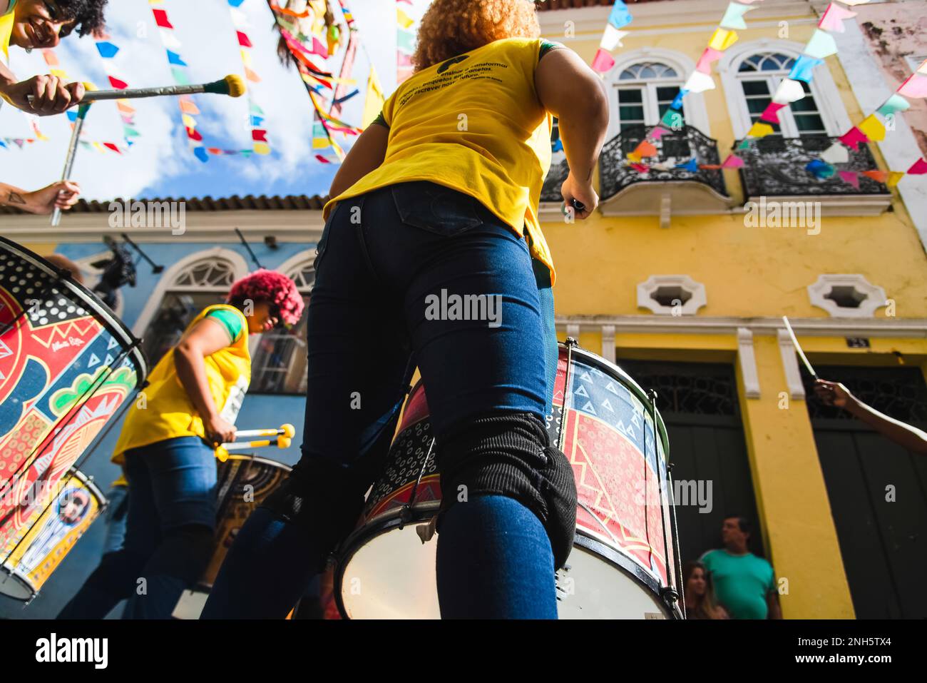 Salvador, Bahia, Brasilien - 22. Juni 2018: Musiker der Perkussion-Band Dida spielen in einer Präsentation im historischen Zentrum von Salvador. Pelourinho Stockfoto