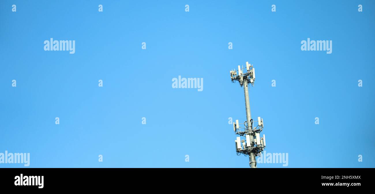Elektrokabel und Stromleitungen von Kraftwerken am blauen Himmel Stockfoto