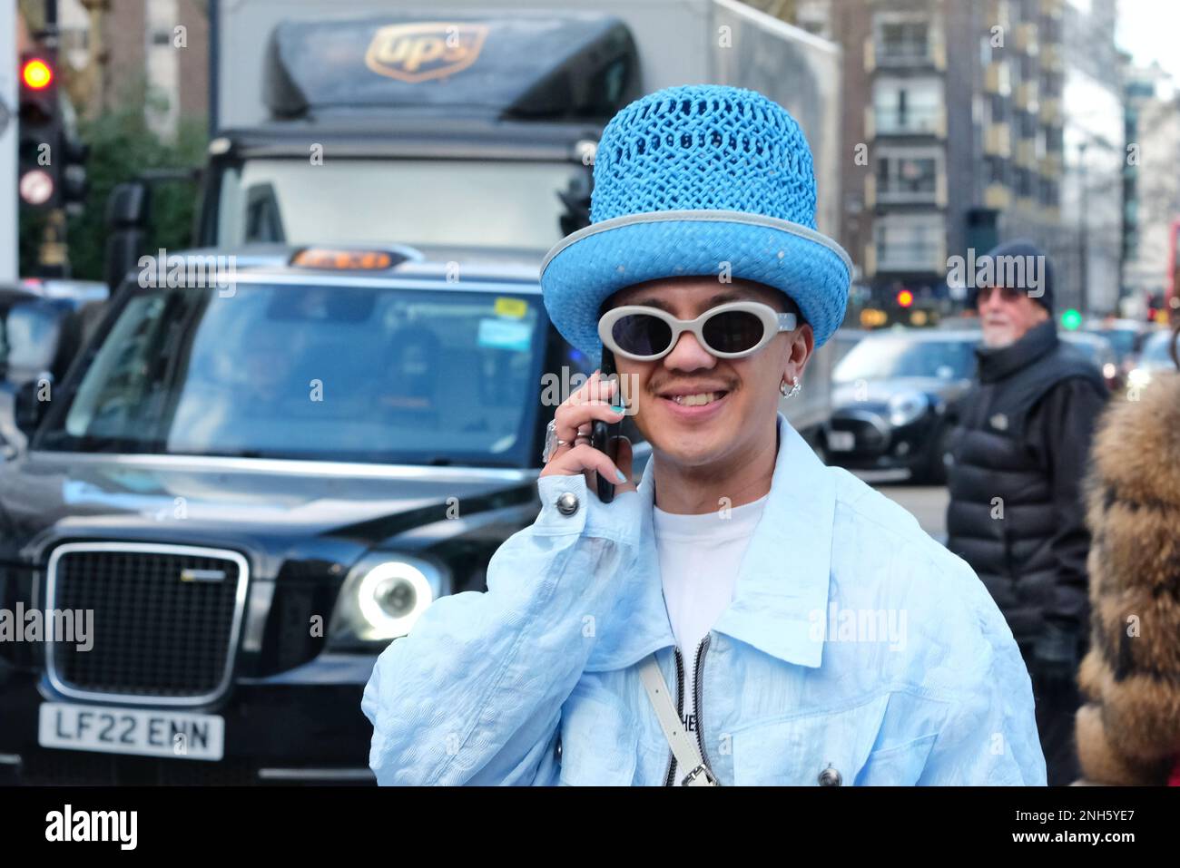 London, Großbritannien. 20. Februar 2023. Besucher der Saul Nash Fashion Show vor dem British Fashion Council (BFG) NEWGEN Show Space im Old Selfridges Hotel. Kredit: Elfte Stunde Fotografie/Alamy Live News Stockfoto