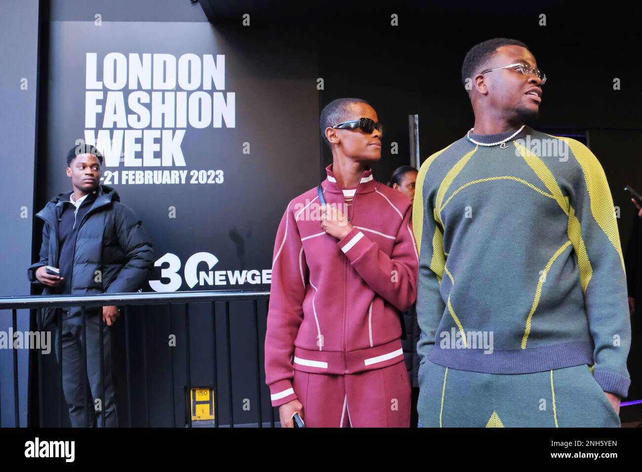 London, Großbritannien. 20. Februar 2023. Besucher der Saul Nash Fashion Show, Schauspieler Letitia Wright (Zentrum) und Michael Dapaah (rechts) vor dem British Fashion Council (BFG) NEWGEN Show Space im Old Selfridges Hotel. Kredit: Elfte Stunde Fotografie/Alamy Live News Stockfoto