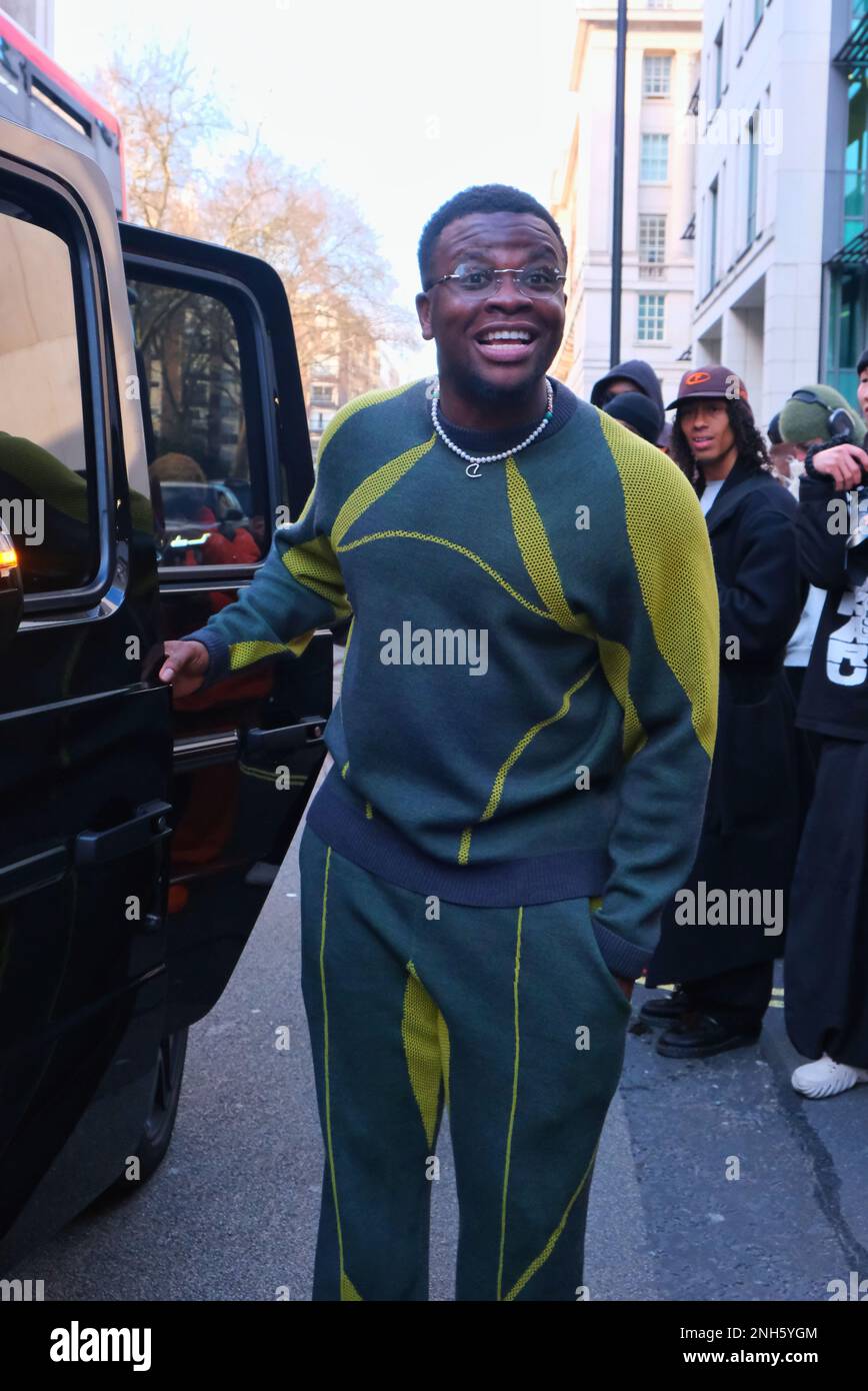 London, Großbritannien. 20. Februar 2023. Teilnehmer der Saul Nash Modenschau, Michael Dapaah, fährt nach der Veranstaltung, die im NEWGEN Show Space des British Fashion Council (BFG) im Old Selfridges Hotel stattfand. Kredit: Elfte Stunde Fotografie/Alamy Live News Stockfoto