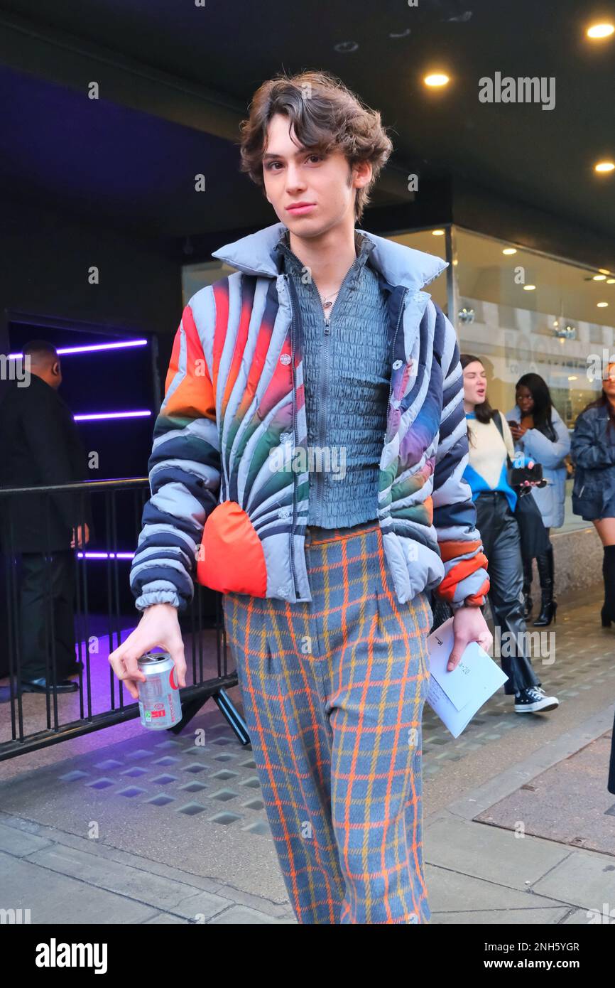 London, Großbritannien. 20. Februar 2023. Besucher der Saul Nash Fashion Show vor dem British Fashion Council (BFG) NEWGEN Show Space im Old Selfridges Hotel. Kredit: Elfte Stunde Fotografie/Alamy Live News Stockfoto