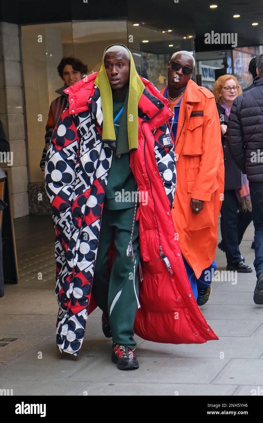 London, Großbritannien. 20. Februar 2023. Besucher der Saul Nash Fashion Show, The Flag Twins, vor dem British Fashion Council (BFG) NEWGEN Show Space im Old Selfridges Hotel. Kredit: Elfte Stunde Fotografie/Alamy Live News Stockfoto