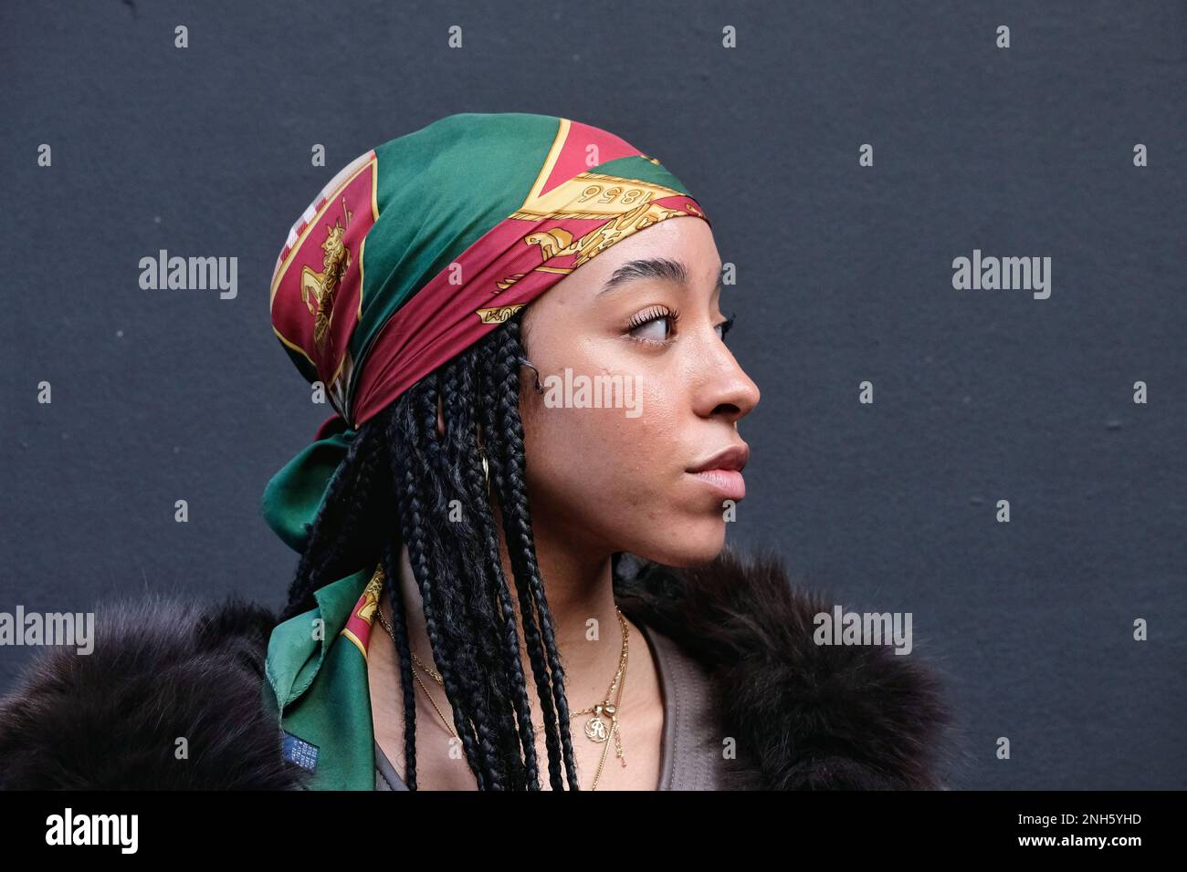 London, Großbritannien. 20. Februar 2023. Besucher der Saul Nash Fashion Show vor dem British Fashion Council (BFG) NEWGEN Show Space im Old Selfridges Hotel. Kredit: Elfte Stunde Fotografie/Alamy Live News Stockfoto