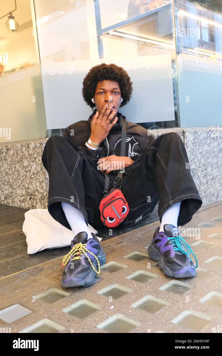 London, Großbritannien. 20. Februar 2023. Besucher der Saul Nash Fashion Show vor dem British Fashion Council (BFG) NEWGEN Show Space im Old Selfridges Hotel. Kredit: Elfte Stunde Fotografie/Alamy Live News Stockfoto