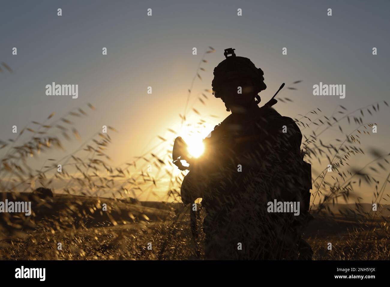 Ein Soldat der Nationalgarde der Alpha Company, 1. Bataillon, 158. Infanterie-Regiment, 29. Infanterie-Brigaden-Kampfteam sorgt für Sicherheit, bevor er während des XCTC-Programms (Exportable Combat Training Capability) in Camp Roberts, Kalifornien, am 18. Juli 2022 Truppenmanöver trainiert. XCTC wurde entwickelt, um die Effizienz eines Platoons bei der Reaktion auf eine Vielzahl von Einsätzen zu bewerten, einschließlich der Begegnung mit improvisierten Sprengkörpern, feindlichen Kombattanten und Opfern. Stockfoto