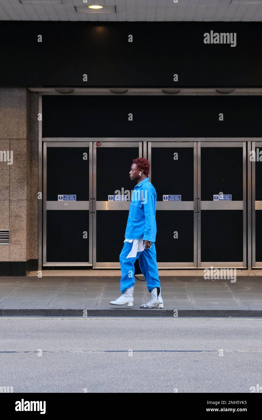 London, Großbritannien. 20. Februar 2023. Besucher der Saul Nash Fashion Show vor dem British Fashion Council (BFG) NEWGEN Show Space im Old Selfridges Hotel. Kredit: Elfte Stunde Fotografie/Alamy Live News Stockfoto