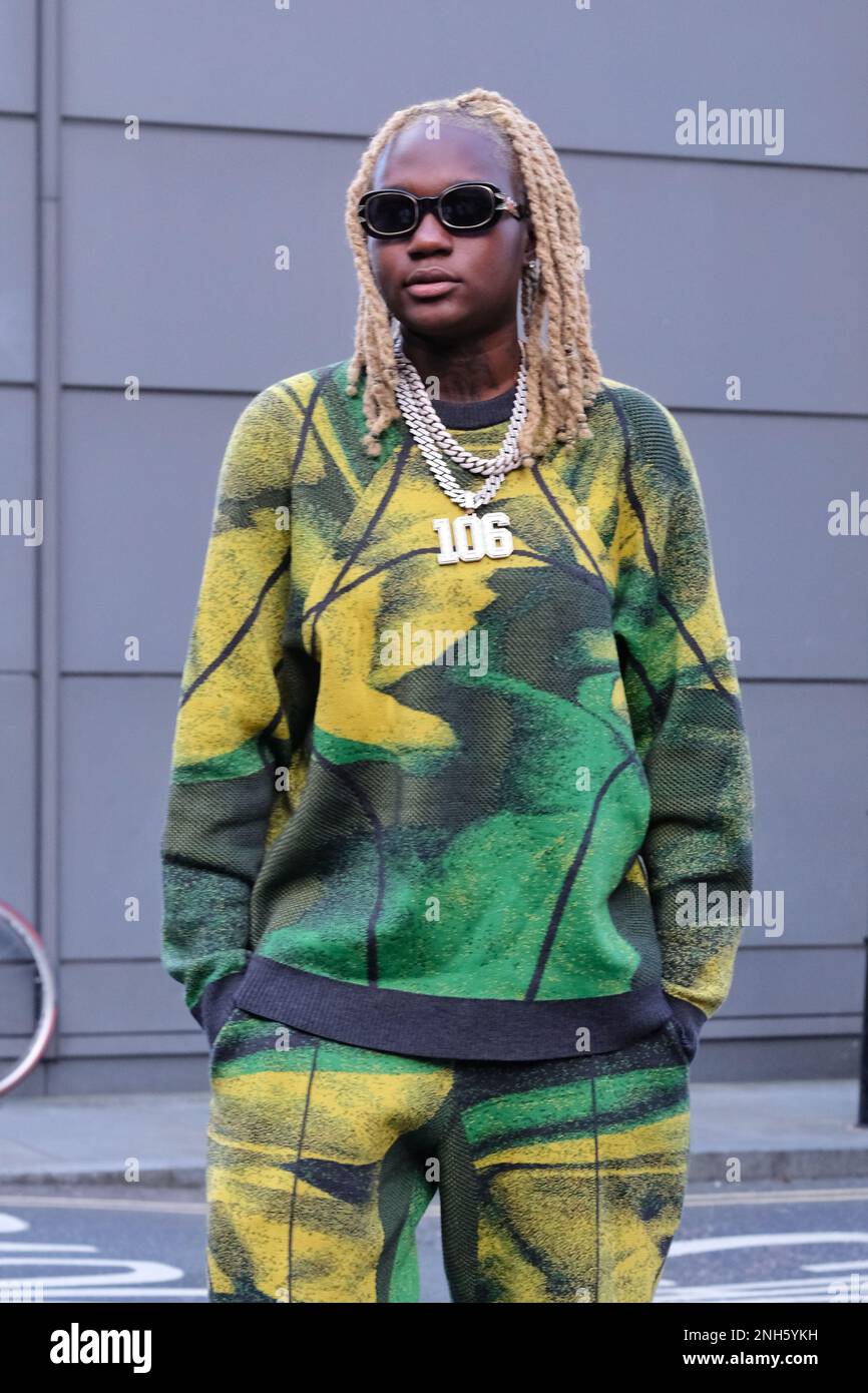 London, Großbritannien. 20. Februar 2023. Saul Nash Modenschau als britischer Rapper und Sänger posiert Darkoo vor dem British Fashion Council (BFG) NEWGEN Show Space im Old Selfridges Hotel. Kredit: Elfte Stunde Fotografie/Alamy Live News Stockfoto