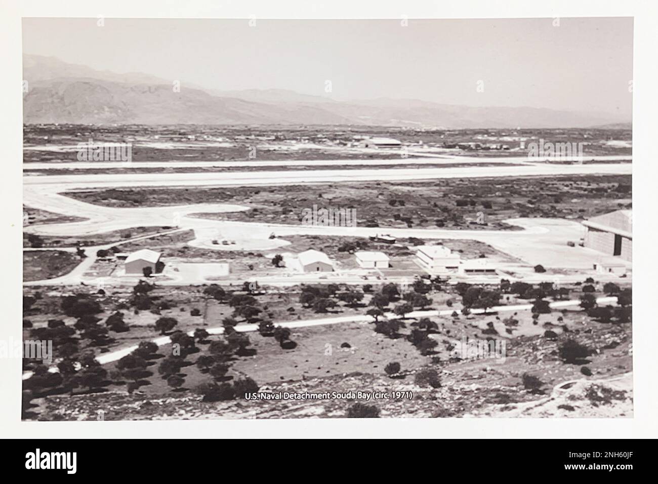 MARINEUNTERSTÜTZUNGSAKTION SOUDA BAY, Griechenland (18. Juli 2022); Dateifoto von circa 1970 mit der Überschrift: ‚Naval Detachment Souda Bay‘. Marineunterstützungsaktion Souda Bay ist ein operativer Stützpunkt an Land, der es den US-Streitkräften, den alliierten Streitkräften und den Nation-Partnern ermöglicht, dort zu sein, wo sie gebraucht werden, wenn sie gebraucht werden, um die Sicherheit und Stabilität in den Zuständigkeitsbereichen des europäischen, afrikanischen und des Zentralkommandos zu wahren. Stockfoto