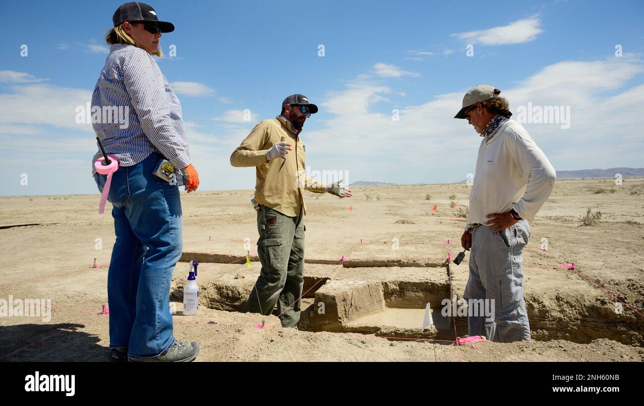 Von links nach rechts, Joanna Robertson, Lucas Johnson und D. Craig Young, Far Western Anthropological Research Group, arbeiten an einer archäologischen Stätte auf dem Utah Test and Training Range am 18. Juli 2022. Gemäß Abschnitt 106 des National Historic Preservation Act arbeitet die Air Force eng mit dem Utah State Historic Preservation Office zusammen, um historische und kulturelle Artefakte auf dem UTTR zu erkunden, zu entdecken und zu erhalten. Stockfoto