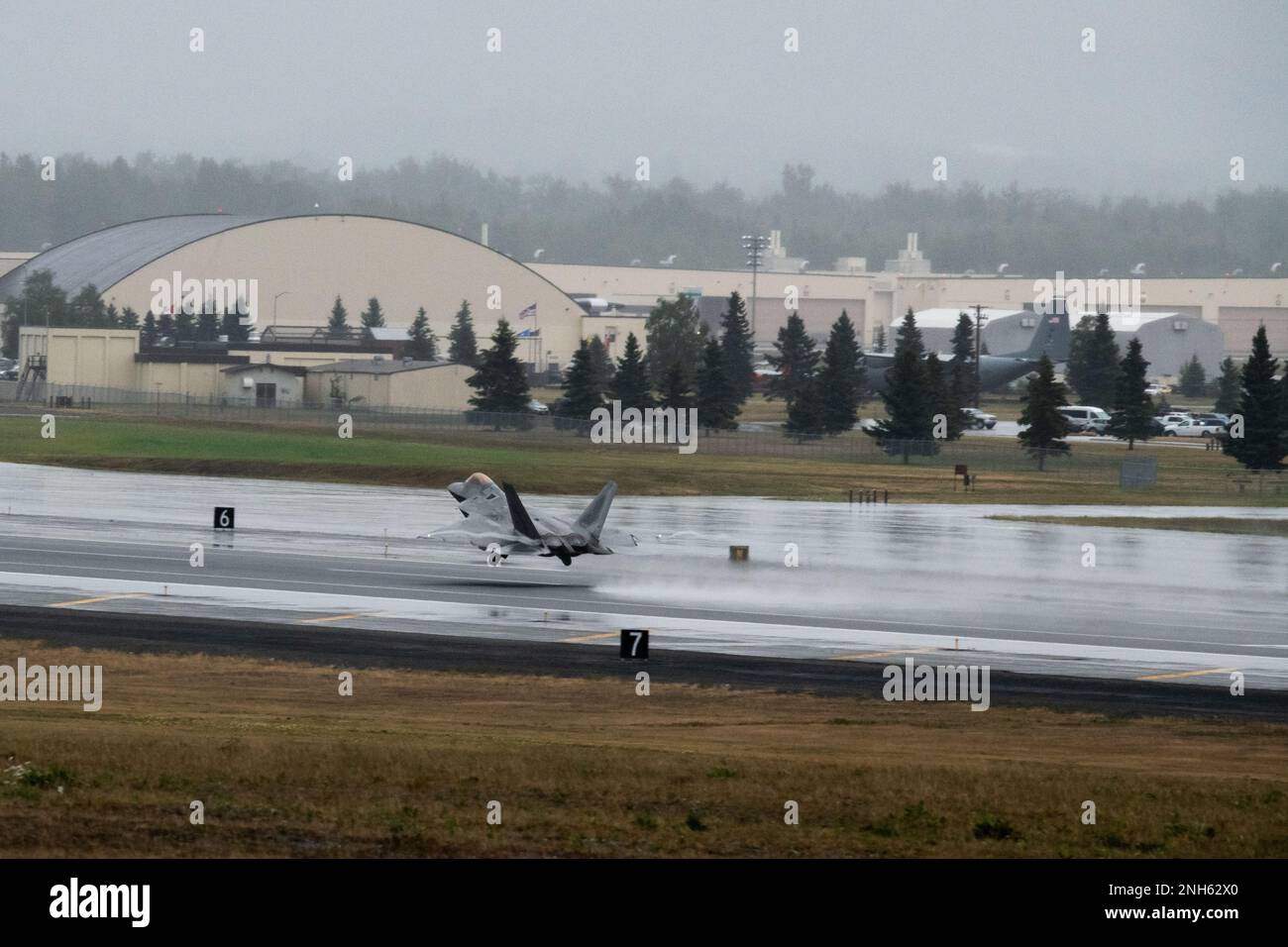 EIN US-AMERIKANISCHER Air Force F-22 Raptor, dem 3. Flügel zugeteilt, führt eine Trainingssortie über der Joint Base Elmendorf-Richardson, Alaska, am 19. Juli 2022 durch. Dieses Jahr jährt sich der F-22 zum 25. Mal, als er Amerika und seinen Verbündeten stets die fünfte Generation der Luftqualität überragt hat. Stockfoto