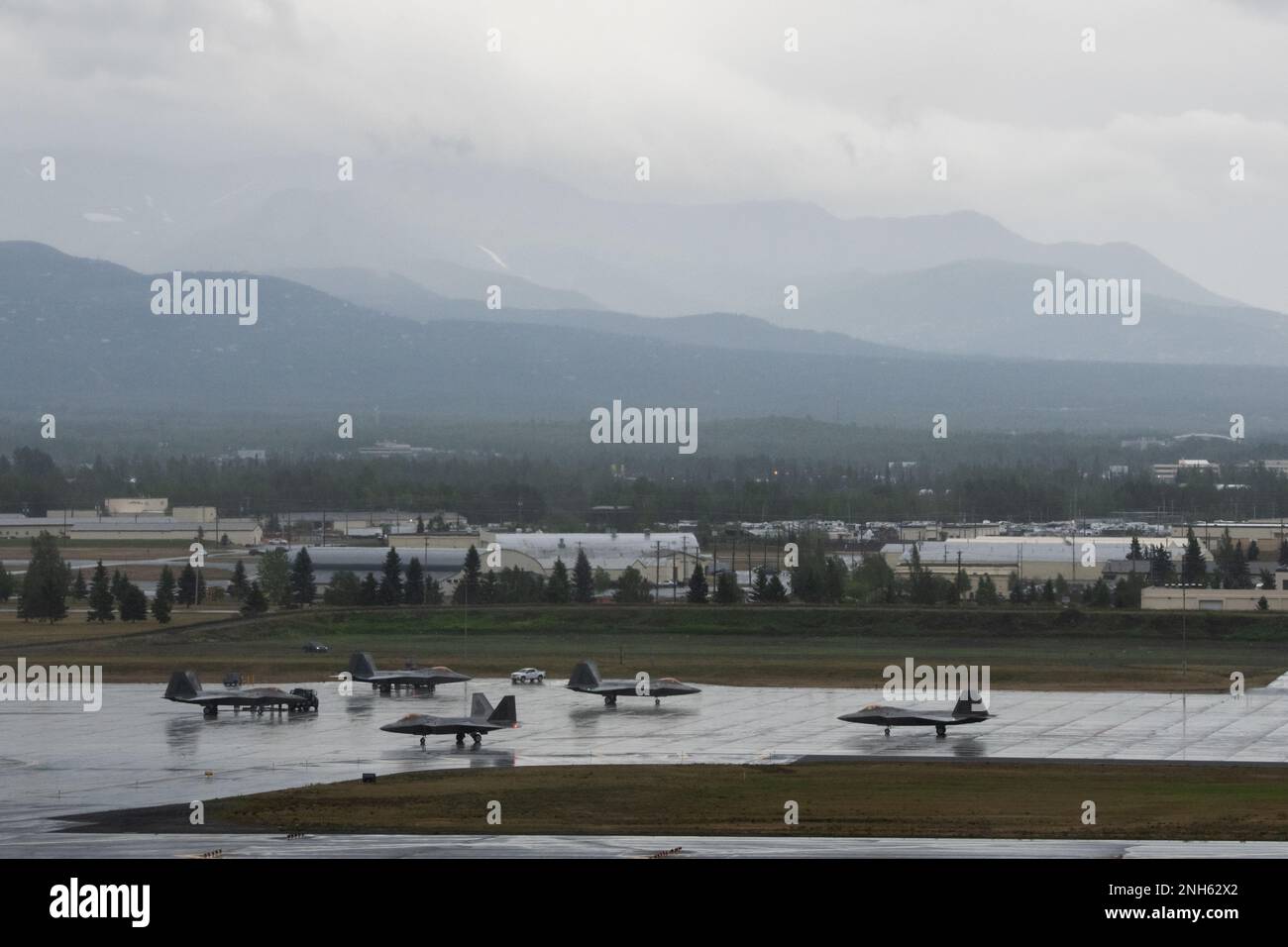 USA Air Force F-22 Raptors, die dem 3. Flügel zugeteilt sind, führen Übungen über der Joint Base Elmendorf-Richardson, Alaska, am 19. Juli 2022 durch. Dieses Jahr jährt sich der F-22 zum 25. Mal, als er Amerika und seinen Verbündeten stets die fünfte Generation der Luftqualität überragt hat. Stockfoto