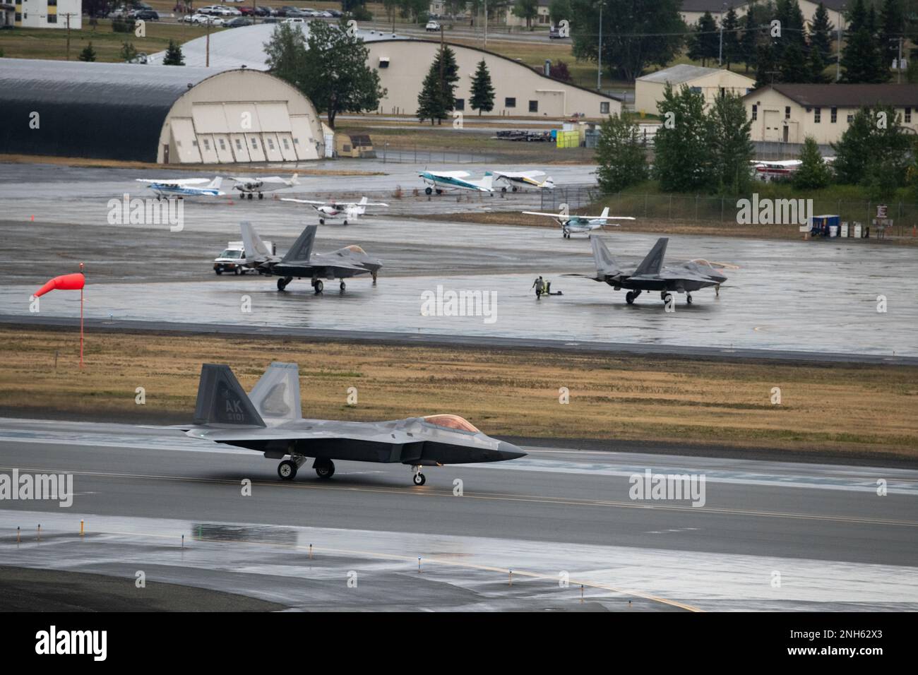 USA Air Force F-22 Raptors, die dem 3. Flügel zugeteilt sind, führen Übungen über der Joint Base Elmendorf-Richardson, Alaska, am 19. Juli 2022 durch. Dieses Jahr jährt sich der F-22 zum 25. Mal, als er Amerika und seinen Verbündeten stets die fünfte Generation der Luftqualität überragt hat. Stockfoto