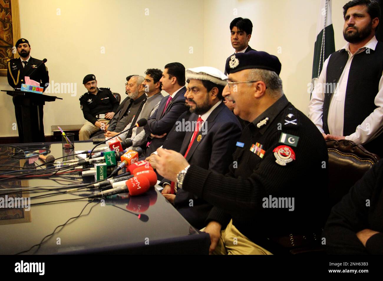 Peshawar, Pakistan. 20. Februar 2023. Gouverneur Sindh Kamran Tesori wird eine Pressekonferenz in einer Polizeilinie in Peshawar halten. Gouverneur Sindh Kamran Tessori rief den Obersten Oberminister Muhammad Azam Khan im Obersten Ministerpräsidenten auf. (Foto: Hussain Ali/Pacific Press) Kredit: Pacific Press Media Production Corp./Alamy Live News Stockfoto