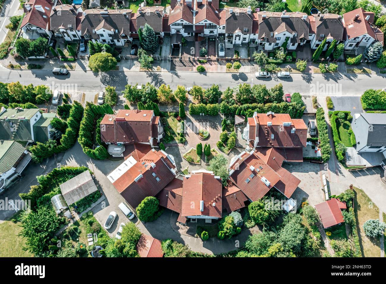 Townhouses Complex im Vorstadtviertel an sonnigen Sommertagen. Draufsicht von oben von der fliegenden Drohne. Stockfoto
