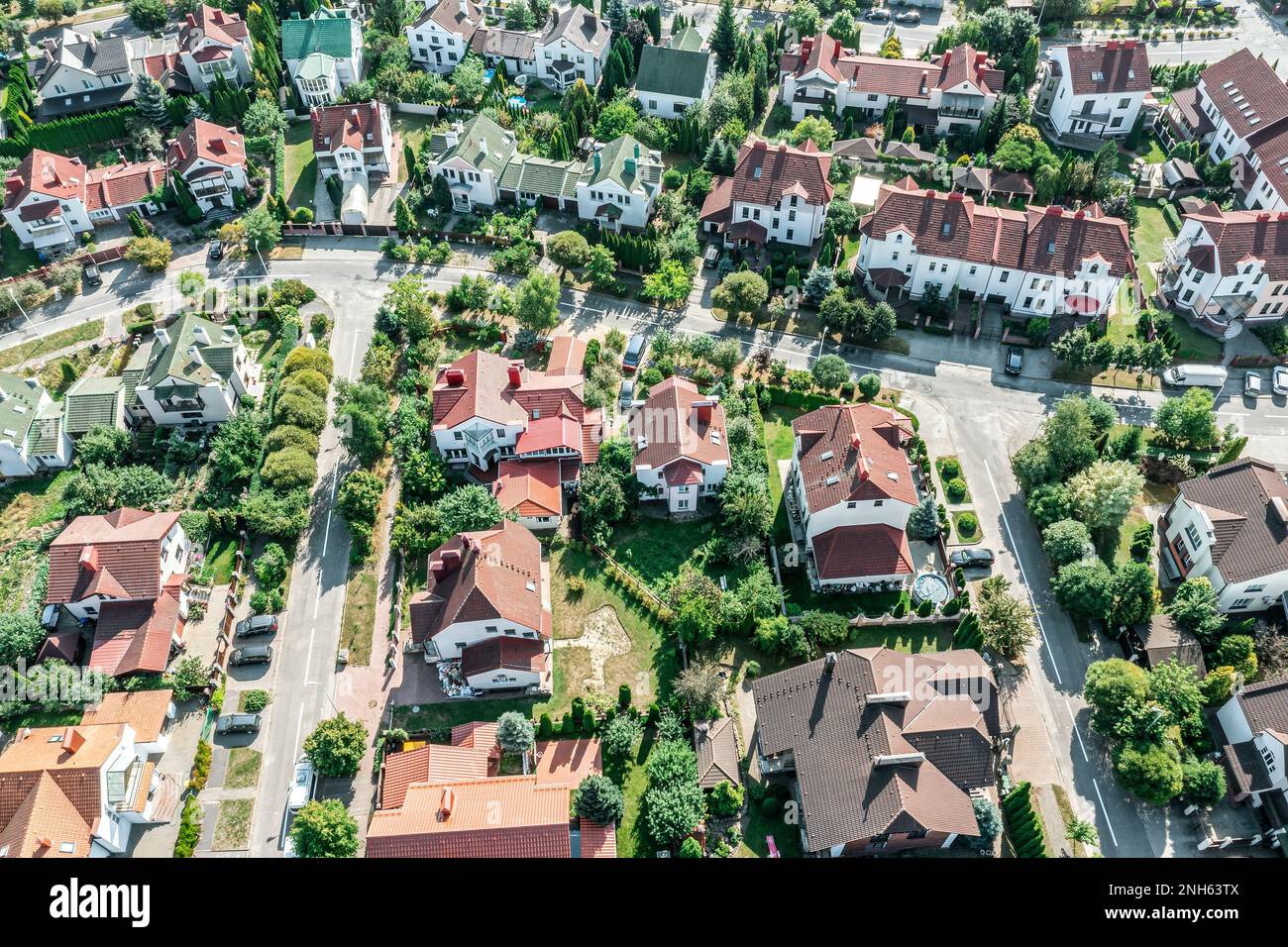 Luftaufnahme von Privathäusern und Einfahrten im Sommer Stockfoto