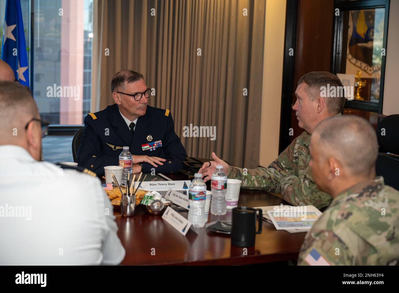 Major General Shawn N. Bratton, Commander des Raumfahrttrainings und Bereitschaftskommandos (STARCOM), zweiter von rechts, spricht mit Brigg. General Thierry Blanc, Stellvertretender Befehlshaber des französischen Raumfahrtkommandos, Center, während eines Treffens im HAUPTQUARTIER DER STARCOM in Colorado Springs, Colorado, 19. Juli 2022. Stockfoto