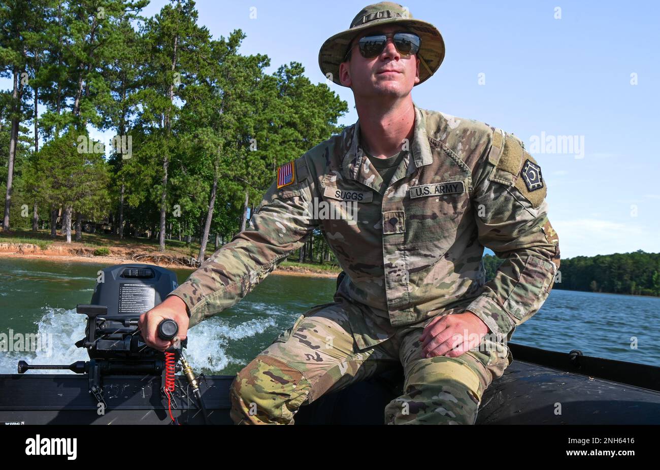USA Soldaten der Army National Guard, mit der 125 Engineer Multi-Role Bridge Company (MRBC), dem 122 Engineer Battalion der South Carolina National Guard, führen während ihrer jährlichen Ausbildung am Clarks Hill Trainingsgelände in McCormick County, South Carolina, am 19. Juli 2022 Zodiac-Selbsterholung und Mann-über-Bord-Übungen durch. Soldaten, die auf ihre Fähigkeiten trainiert wurden, den Zodiac wieder in seine Einsatzposition zu bringen, falls das Boot umkippt oder umkippt. Die Soldaten wurden auch in ihrer Fähigkeit ausgebildet, Personal zu Bergen, das über Bord gefallen ist oder bei einem Sturm möglicherweise aus Hochwasser gerettet werden muss Stockfoto USA Soldaten der Army National Guard, mit der 125 Engineer Multi-Role Bridge Company (MRBC), dem 122 Engineer Battalion der South Carolina National Guard, führen während ihrer jährlichen Ausbildung am Clarks Hill Trainingsgelände in McCormick County, South Carolina, am 19. Juli 2022 Zodiac-Selbsterholung und Mann-über-Bord-Übungen durch. Soldaten, die auf ihre Fähigkeiten trainiert wurden, den Zodiac wieder in seine Einsatzposition zu bringen, falls das Boot umkippt oder umkippt. Die Soldaten wurden auch in ihrer Fähigkeit ausgebildet, Personal zu Bergen, das über Bord gefallen ist oder bei einem Sturm möglicherweise aus Hochwasser gerettet werden muss Stockfoto