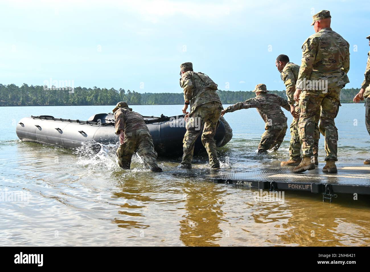 USA Soldaten der Army National Guard, mit der 125. Engineer Multi-Role Bridge Company (MRBC), dem 122. Engineer Battalion der South Carolina National Guard, führen während ihrer jährlichen Ausbildung am Clarks Hill Trainingsgelände in McCormick County, South Carolina, am 19. Juli 2022 Zodiac-Selbsterholung und Mann-über-Bord-Übungen durch. Soldaten, die auf ihre Fähigkeiten trainiert wurden, den Zodiac wieder in seine Einsatzposition zu bringen, falls das Boot umkippt oder umkippt. Die Soldaten wurden auch in ihrer Fähigkeit ausgebildet, Personal zu Bergen, das über Bord gefallen ist oder während eines s möglicherweise aus Hochwasser gerettet werden muss Stockfoto USA Soldaten der Army National Guard, mit der 125. Engineer Multi-Role Bridge Company (MRBC), dem 122. Engineer Battalion der South Carolina National Guard, führen während ihrer jährlichen Ausbildung am Clarks Hill Trainingsgelände in McCormick County, South Carolina, am 19. Juli 2022 Zodiac-Selbsterholung und Mann-über-Bord-Übungen durch. Soldaten, die auf ihre Fähigkeiten trainiert wurden, den Zodiac wieder in seine Einsatzposition zu bringen, falls das Boot umkippt oder umkippt. Die Soldaten wurden auch in ihrer Fähigkeit ausgebildet, Personal zu Bergen, das über Bord gefallen ist oder während eines s möglicherweise aus Hochwasser gerettet werden muss Stockfoto