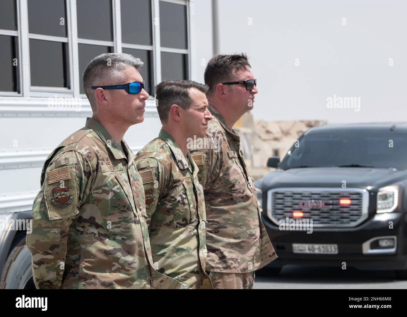 U.S. Colonel George Buch Jr., 386 Air Expeditionary Wing Commander, U.S. Colonel Daniel Santoro, 386 AEW Deputy Commander, und U.S. Air Force Chief Master Sgt. Louis Ludwing, 386. AEW-Kommandochef, erwartet den Abflug der USA Armeegeneral Michael Kurilla, USA Befehlshaber des Zentralkommandos, vom Luftwaffenstützpunkt Ali Al Salem, Kuwait, 19. Juli 2022. Während seines Besuchs erhielt Kurilla wichtige Missionsberichte im Rahmen der AEW 386, in denen es um die Haltung des Flügels zur Förderung einer dauerhaften Präsenz in Kuwait ging. Stockfoto