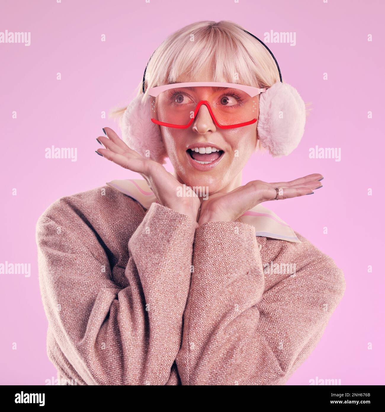 Mode, Frau und schrullig im Studio mit Wow, Überraschung und Comic-Brille auf pinkfarbenem Hintergrund. Ästhetisches Modell, an das man mit Händen im Gesicht denkt Stockfoto