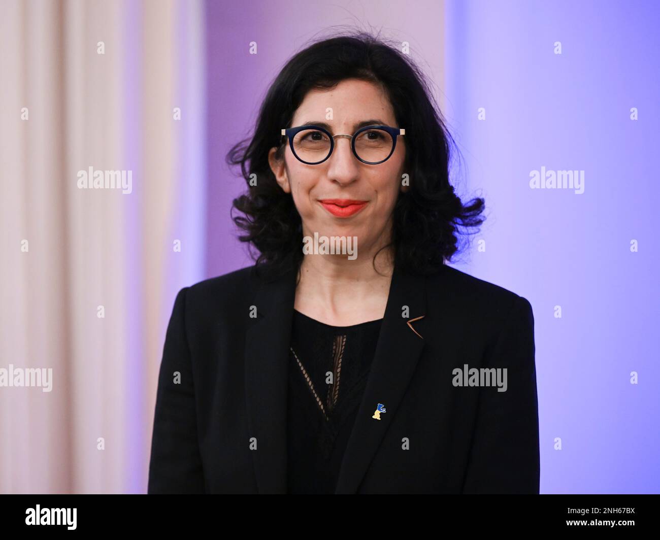 Berlin, Deutschland. 20. Februar 2023. RIMA Abdul Malak, Kulturminister Frankreichs, kommt zu der Veranstaltung Soiree Francaise du Cinema in der französischen Botschaft. Kredit: Jens Kalaene/dpa/Alamy Live News Stockfoto