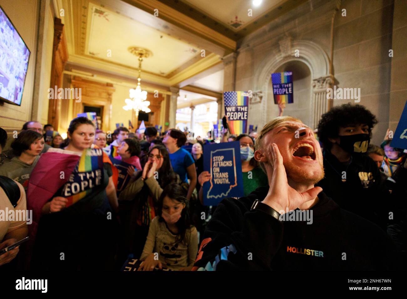 Indianapolis, Usa. 20. Februar 2023. Noah Thomas protestiert vor dem Repräsentantenhaus von Indiana während der Anhörung des Bildungsausschusses am HB 1608, auch bekannt als „Don't say Gay“-Gesetz in Indianapolis. Das Komitee stimmte für 9-4, um die Rechnung auf die Hausetage zu schicken. (Foto: Jeremy Hogan/SOPA Images/Sipa USA) Guthaben: SIPA USA/Alamy Live News Stockfoto