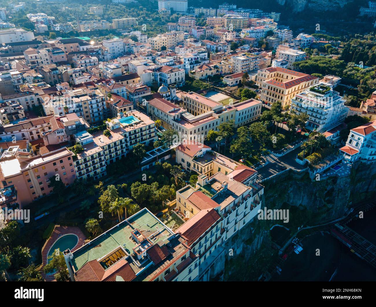 Blick aus der Vogelperspektive auf die Küstenstadt Sorrent im Südwesten Italiens und die atemberaubende Küste der Bucht von Neapel auf der Halbinsel Sorrentine bei Sonnenaufgang Stockfoto