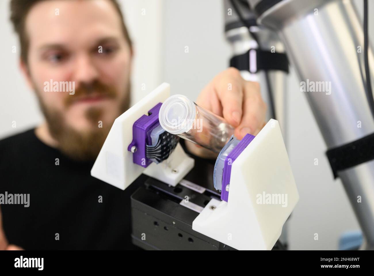 Dresden, Deutschland. 14. Februar 2023. Markus Henke, Gründer und CEO des Unternehmens „Power-On“, demonstriert den Greifer mit taktiler Sensorhaut an einem Roboter. Die Dresdner Anlaufstelle entwickelt künstliche Haut für Maschinen. (Dpa: 'Mit Cobots gegen den Mangel an Fachkräften - Sachsen hat viel Potenzial') Kredit: Robert Michael/dpa/Alamy Live News Stockfoto