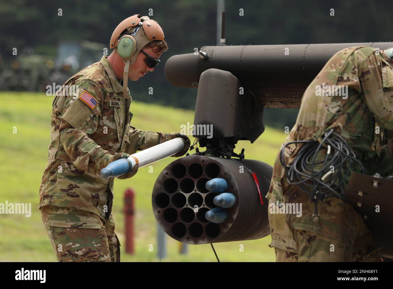 Ein Soldat der 5-17. Luftkavallerie-Staffel, 2. Kampfluftfahrtbrigade, 2. Infanteriedivision, wird gesehen, wie er eine Hydra 70-Rakete in den AH-64E Apache Helicopter, 19. Juli 2022, Rodriguez Live Fire Complex, Republik Korea, lädt. Piloten der AH-64E müssen sich auf allen Waffensystemen der Apachen qualifizieren. Stockfoto