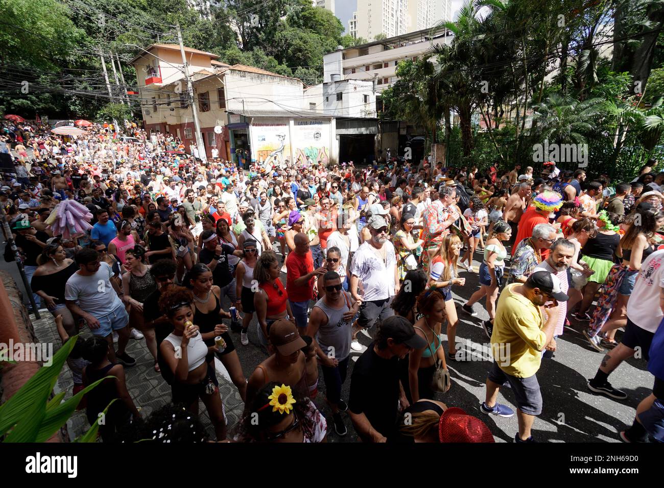 Feierliche Tänze während der jährlichen Straßenblockparty, bekannt als „Bloco dos Esfarrapados“ am 19. Februar 2023. (Foto: Cris FAGA/NurPhoto)0 Kredit: NurPhoto SRL/Alamy Live News Stockfoto